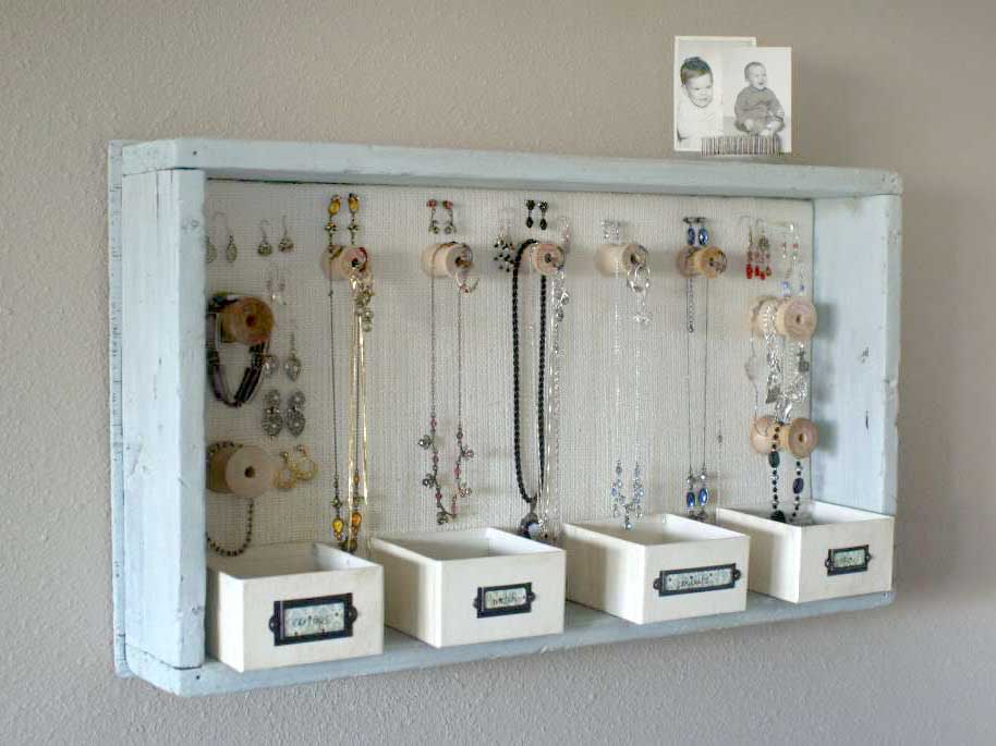 Ideas para hacer un organizador de pared para tus accesorios  Pared de  joyería, Colgadores de collares, Organizadores de joyeria