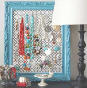 Organizador de pendientes hecho con un marco vintage