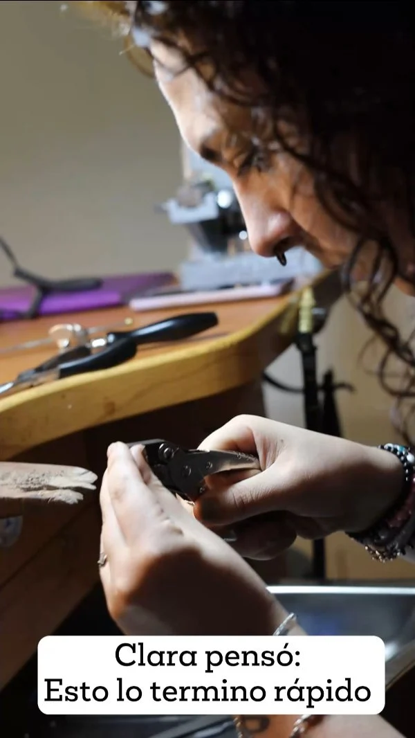 Cuando dices: "esto me toma un ratito"… y terminas siendo la última en salir 😅

Así trabaja Clara: con dedicación, paciencia y pasión, hasta que la joya queda perfecta.👩‍🏭

#tutallerdejoyería #irenezaerajoyas #joyasartesanales #joyasconhistoria #tallerdejoyasmadrid #hechoamano