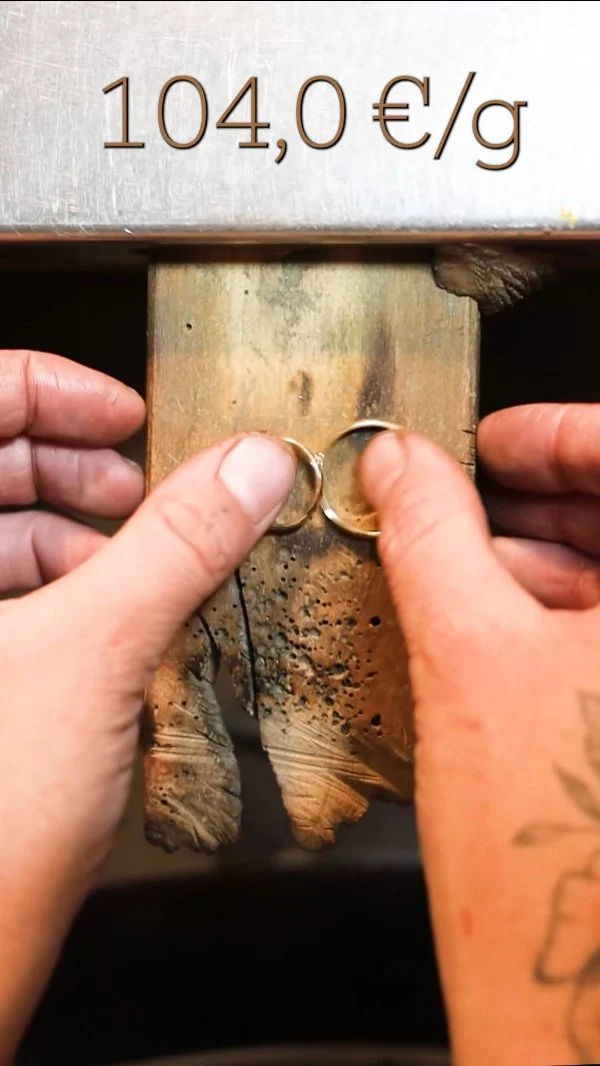 El precio del oro… no depende de nosotras 😅.
Y sí, cambia más que las modas año tras año ✨.
Pero lo que sí depende de nosotras es guiaros para que creéis las alianzas más especiales 💍🔥

*Los valores son estimados y redondeados con la intención de comparar la tendencia histórica del valor del oro.

#tutallerdejoyería #irenezaerajoyas #artesaniamadrid #alianzaspersonalizadas #joyasartesanales #oro #alianzasdiy #alianzaspersonalizadas